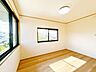 洋室：【リフォーム完成】2階6帖風通しがよく南側で日の当たるお部屋です。お子様のお部屋にいかがでしょうか。収納スペースもばっちりございます。床フローリング張り、クロス張替、クローゼット新設を行いました。