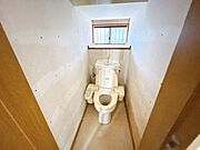 【リフォーム中5/24更新】1階トイレ写真です。新しいトイレに交換予定です。直接肌に触れるところなので設備が新しいと気持ちいいですね。床クッションフロア張替、壁天井クロス張替を行います。