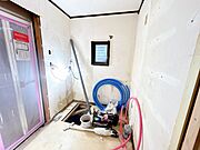 【リフォーム中5/24更新】洗面室写真です。新しい洗面化粧台設置予定です。床クッションフロア張替、壁天井クロス張替行います。清潔な空間で、朝の支度も気持ちよく出来そうです。
