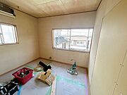 【リフォーム中5/25更新】2階4.5帖風通しがよく南側で日の当たるお部屋です。お子様のお部屋にいかがでしょうか。収納スペースもばっちりございます。床フローリング張り、クロス張替、建具交換を行います。