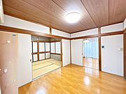 【リフォーム中5/14更新】リビングダイニングキッチンは合わせて約21.5帖になります。ダイニングは引き戸で区切ることも可能です。床フローリング張り、天井壁クロス張替、クローゼット新設、建具交換を行…
