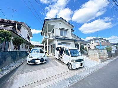 外観：価格には消費税、リフォーム費用を含みます。リフォーム中でもご案内可能。内覧希望の方はお電話ください。【リフォーム中10/12更新】外観写真です。外壁はもちろんのこと雨戸・雨樋等も塗装いたしました。
