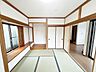 室内：【リフォーム済】1階和室写真です。畳表替え、クロス張替え、LED照明交換済です。畳イグサの香りがして落ち着きますね。親戚やお客様が来たときにも重宝します。
