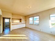 【リフォーム中】リビングダイニングキッチンは合わせて約22.5帖。お好きな家具を置けば家族団欒で過ごせる空間となります。床フローリング張り、天井壁クロス張替を行います。