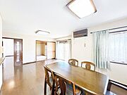 【リフォーム中】リビングダイニングキッチンは合わせて約18.5帖です。お好きな家具を置けば家族団欒で過ごせる空間となります。