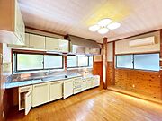 【現況】キッチン。部分リフォームの提案も可能です。