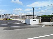 【小学校】新治学園義務教育学校まで1.28kｍ（徒歩17分）。お友達と会話を楽しみながら登下校ができますね。 1280m