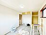 洋室：【リフォーム中10/11更新】2階6帖風通しがよく南側で日の当たるお部屋です。収納スペースもばっちりございます。建具交換、床フローリング張り、クロス張替を行います。
