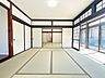 室内：【リフォーム済】1階南西8帖和室。風通しがよく南側で日の当たるお部屋です。収納スペースもばっちりございます。畳、ふすま、障子、クロスはすべて張替を行いました。