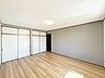 室内：【リフォーム済】2階10帖洋室。風通しがよく南側で日の当たるお部屋です。主寝室にいかがでしょうか。収納スペースもばっちりございます。床フローリング張り、クロス貼替を行いました。