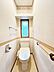 トイレ：【リフォーム中10/12更新】1階トイレ写真です。新しいトイレに交換予定です。直接肌に触れるところなので設備が新しいと気持ちいいですね。床クッションフロア張替、壁天井クロス張替を行います。