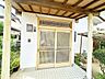 玄関：【リフォーム中　10/4更新】一歩足を踏み入れると木のぬくもりが広がる玄関。住まう人と訪れる人をやさしく迎えます。玄関カギ交換予定です。