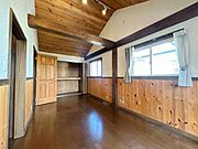 【現況販売】2階東側洋室写真です。約9帖のゆったりとしたお部屋です。主寝室にいかがでしょうか。ハウスクリーニング致しました。