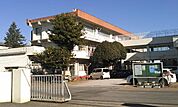 野田市立第二中学校まで約1.6kmです。学校行事やクラブ活動で帰りが遅くなっても苦にならないですね。 1600m
