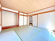 【現況販売】1階和室の写真です。南向きで陽当たりがいいので、ゴロンと横になりたいときには嬉しい空間です。