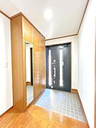 【現況販売】玄関内観の写真です。玄関を上がると右手側リビングがございます。