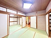 【リフォーム中　5/25更新】1階和室写真。こちらのお部屋は洋室に変更いたします。クロス張替、フローリング張、照明交換行い、西側の和室との間は壁に変更します。隣のリビングとつなげて使うこともできます。