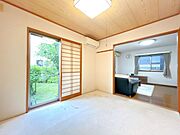 【現況販売】1階和室の写真です。南向きで陽当たりがいいので、ゴロンと横になりたいときには嬉しい空間です。残置物は撤去致します。