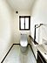 トイレ：【現況販売】1階トイレの写真です。ちょっとした収納もありますので、空間を便利にお使いいただけます。