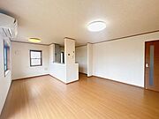 【現況販売】リビングの写真です。約17.5帖のLDKで対面キッチンのおうちです。部屋の動線や家具の配置に困らなくていいですね。残置物は撤去致します。