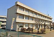 大形小学校まで約1.6km 1600m