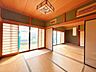 その他：【10月12日まで現況販売】南側6帖和室の写真です。南側に窓がございますので暖かい光が入りやすいですね。