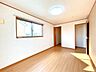 その他：【リフォーム完成】2階西側洋室写真です。約7.5帖のお部屋でWICもございます。主寝室としていかがでしょうか。クロス一部張替え、ハウスクリーニング致しました。