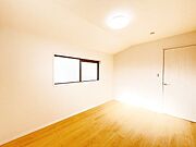 【内外装リフォーム済】二階6帖のお写真です。窓がございますので、明るく過ごしやすいお部屋です。フローリング重ね張り、天井壁クロス貼り替え、照明交換、他。