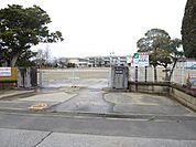 蓮沼小学校まで約2.5ｋｍ（徒歩約35分）　お車ですと約5分の距離なので、毎日忙しいお母さんでもお子様を楽々送り迎えできるのも嬉しいですよね。 2500m