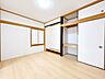 洋室：【内外装リフォーム完成】1階6帖和室です。襖をあけて隣と繋げれば15帖の居室にもなります。フローリング張替え、クロス張替え、襖張替え、障子張り替え、照明交換他。