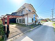 現地外観別角度の写真です。周りが立て込んでいない立地となっております。隣地との間に充分な空間がありますのでおうちの背景に青空も映えますね。