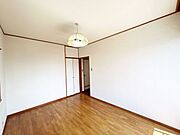 【リフォーム中7/6更新】2階洋室約6帖です。収納があるのでお片付けもバッチリです。天井壁クロス貼り替え、フローリング重ね張り、照明交換、他。