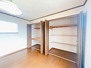 【期間限定7/12まで現況販売】7/12以降はリフォーム住宅として販売します。2階洋室約6帖です。洋服や小物が多い人に便利な大きさです。