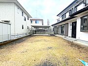 【駐車場】本物件は195坪の敷地があるので、お車は複数台お停めいただけます。また、カーポートもあるので大切なお車を雨風から守ります。