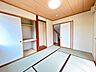 和室：【1階南西側和室】1階和室別角度から。こちらのお部屋からはサンルームに出入りが可能です。収納もございますのでお部屋をスッキリと使っていただけます。