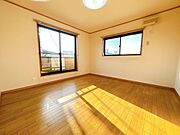 【2階南西側洋室】2階南西側8帖洋室の写真です。南西向きの窓からは明るい光が差し込みます。8帖ございますので、ダブルベッドを置いても十分なスペースがありますよ。