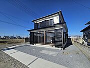 【外壁塗装済】外壁、雨戸や雨どいも全て塗装を行い、キレイなオウチへと仕上がりました。水回りはすべて新品交換済み。ご家族みなさんがゆったり過ごしていただける住宅です。