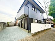 【現地外観】別角度から見た外観です。塀は高さがありますので外部からの視線を遮ります。プライバシーが守られますので安心して住んでいただけます。