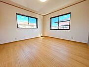 【2階東側洋室】8帖のお部屋はクロスの張替えと、フローリングの重ね張りを行いました。東と南の二面採光で陽当たりの良いお部屋。気持ちよく過ごせますね。