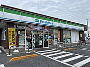 殖蓮 【周辺環境】ファミリーマート伊勢崎上諏訪店様まで約500m（徒歩7分）。24時間営業なので、何か買い忘れがあったときでもすぐに買いに行けますね。 270m