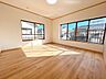 室内：【2階東洋室】8帖の洋室はクロスの張替えとフローリングの重ね張りを行いました。建具も新品に交換し、木目が柔らかな印象を与えてくれるお部屋に生まれ変わりました。