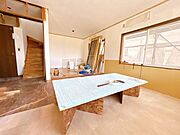 【リフォーム中写真5/14撮影】【LDK別角度】LDKにはお子様の勉強スペースや、ご家族の写真を飾れる棚を造作予定です。照明や建具の交換も行い、ご家族みなさまが寛げる空間へと仕上げていきます。
