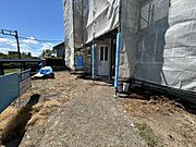 【リフォーム中写真5/14撮影】【庭】庭スペースです。駐車場側はフェンスを新設、全面に砕石を敷き込みます。物置を置いたり、お子様の遊べるスペースを作ったりと、活用方法様々です。