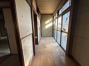 【リフォーム中写真4/26更新】広縁部分も各居室と同様にフローリングの重ね張りとクロスの張替えを行います。