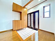 【玄関】広々とした玄関は、開放感があり出入りもスムーズ。収納家具の設置もしやすい空間です。