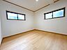 収納：【洋室5.5帖】南東洋室別角度です。南東側に面したお部屋は採光性が高く、明るく開放的な印象。照明や建具の交換済み。サッシもペアガラスへと交換しました。
