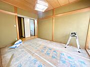 【リフォーム中写真5/14撮影】1階東側和室の別角度写真です。リフォームにて洋室へ仕上げ予定。クロスの張替えや建具・照明交換、床はフローリング仕上げで独立した洋室へと生まれ変わります。