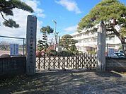【小学校】新里中央小学校まで約1400ｍ（徒歩18分）。このくらいであれば、安心してお子様を送り出せますね。 1360m