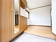 【現地内観写真】玄関内部から。大きなコの字型のシューズボックスが設置されており、お履き物が多い方でも安心です。
