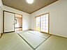 洋室：【現地内観写真】1階6帖和室別角度から。南向きの窓からは明るい光が差し込みます。